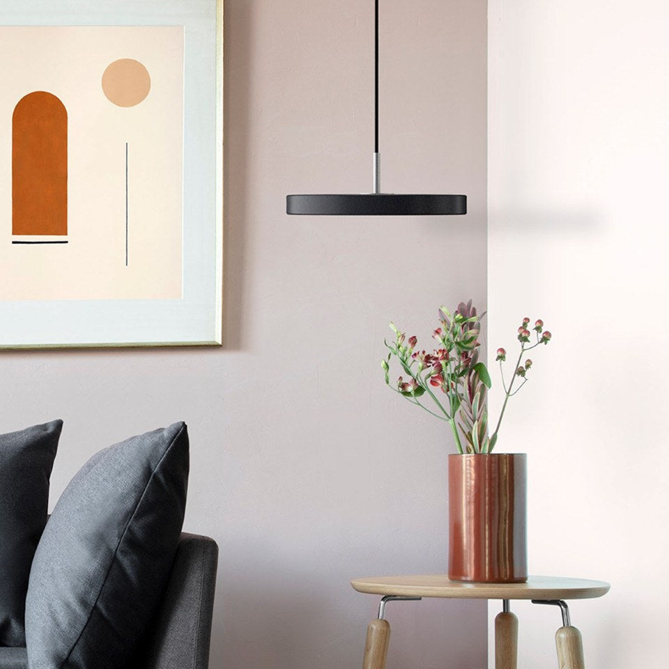 Asteria Plus Mini Pendellampe in Black präsentiert im Onlineshop von KAQTU Design AG. Pendelleuchte ist von Umage