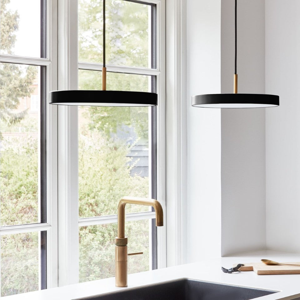 Asteria Plus Mini Pendellampe in Black präsentiert im Onlineshop von KAQTU Design AG. Pendelleuchte ist von Umage