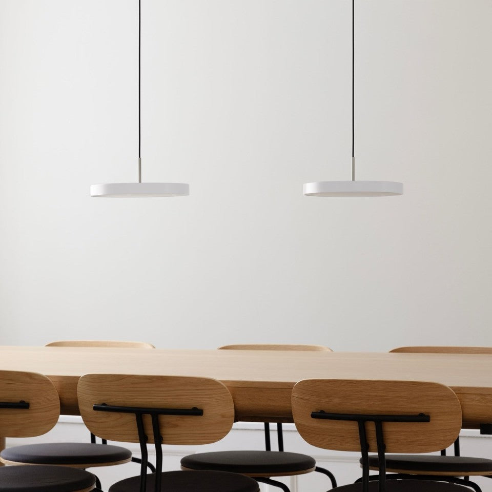 Moderne Asteria Plus Mini Pendellampe von Umage, perfekt für kreative Lichtgestaltung und stilvolle Akzente in jedem Raum.