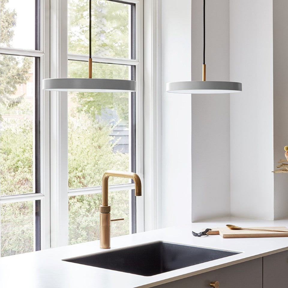 Asteria Plus Mini Pendellampe in Nuance Mist präsentiert im Onlineshop von KAQTU Design AG. Pendelleuchte ist von Umage