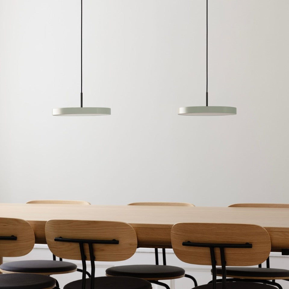 Elegante Asteria Plus Mini Pendellampe von Umage, ideal für moderne Innenräume und stimmungsvolle Beleuchtungseffekte.