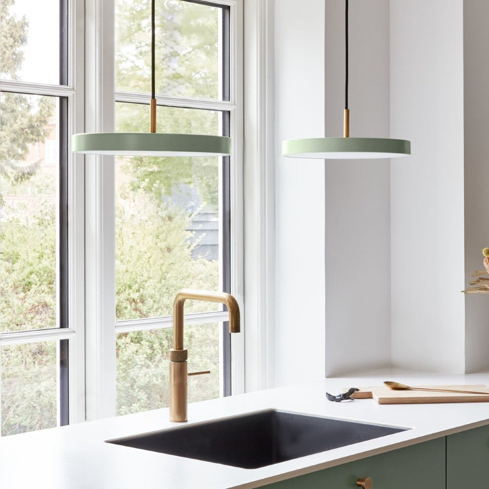 Stilvolle Asteria Plus Mini Pendellampe von Umage, perfekt für akzentuierte Lichtakzente in zeitgemäßen Innenräumen.