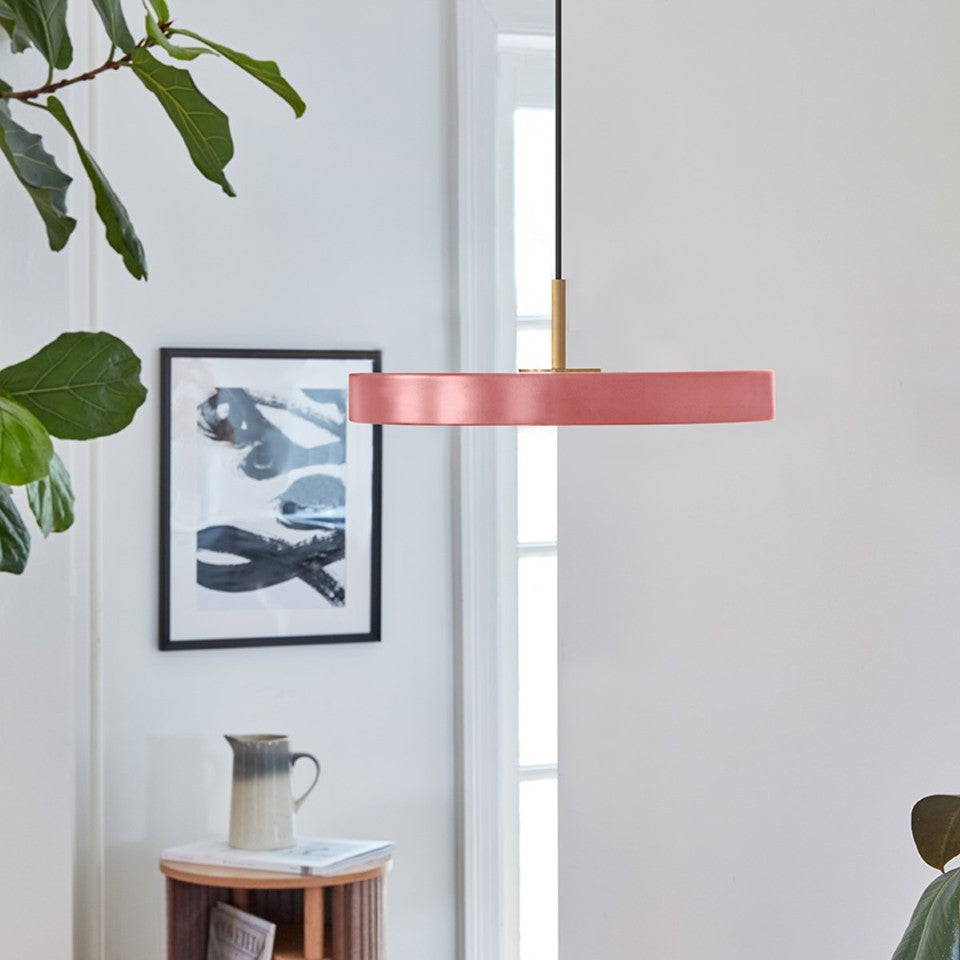 Elegante Asteria Plus Mini Pendellampe in sanftem Rosé, ideal für stilvolle Akzente in jedem Raum, erhältlich bei KAQTU Design AG.