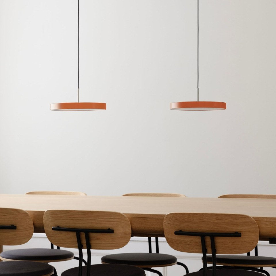 Asteria Plus Mini Pendellampe in Nuance Orange präsentiert im Onlineshop von KAQTU Design AG. Pendelleuchte ist von Umage