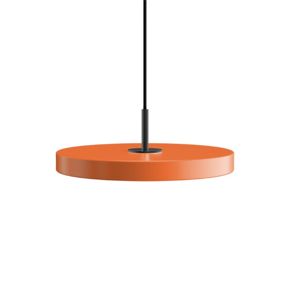 Stilvolle Asteria Plus Mini Pendellampe in sanftem Orange, perfekt für gemütliche Akzente in zeitgemäßen Innenräumen.