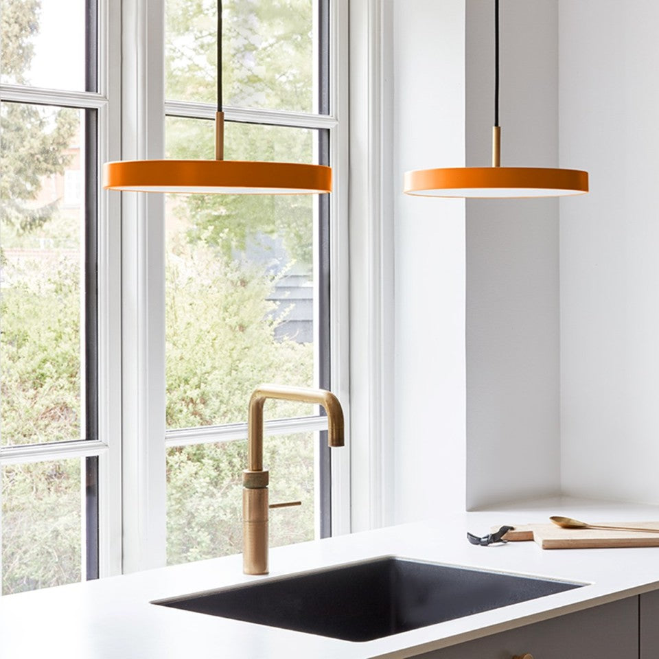 Asteria Plus Mini Pendellampe in Nuance Orange präsentiert im Onlineshop von KAQTU Design AG. Pendelleuchte ist von Umage
