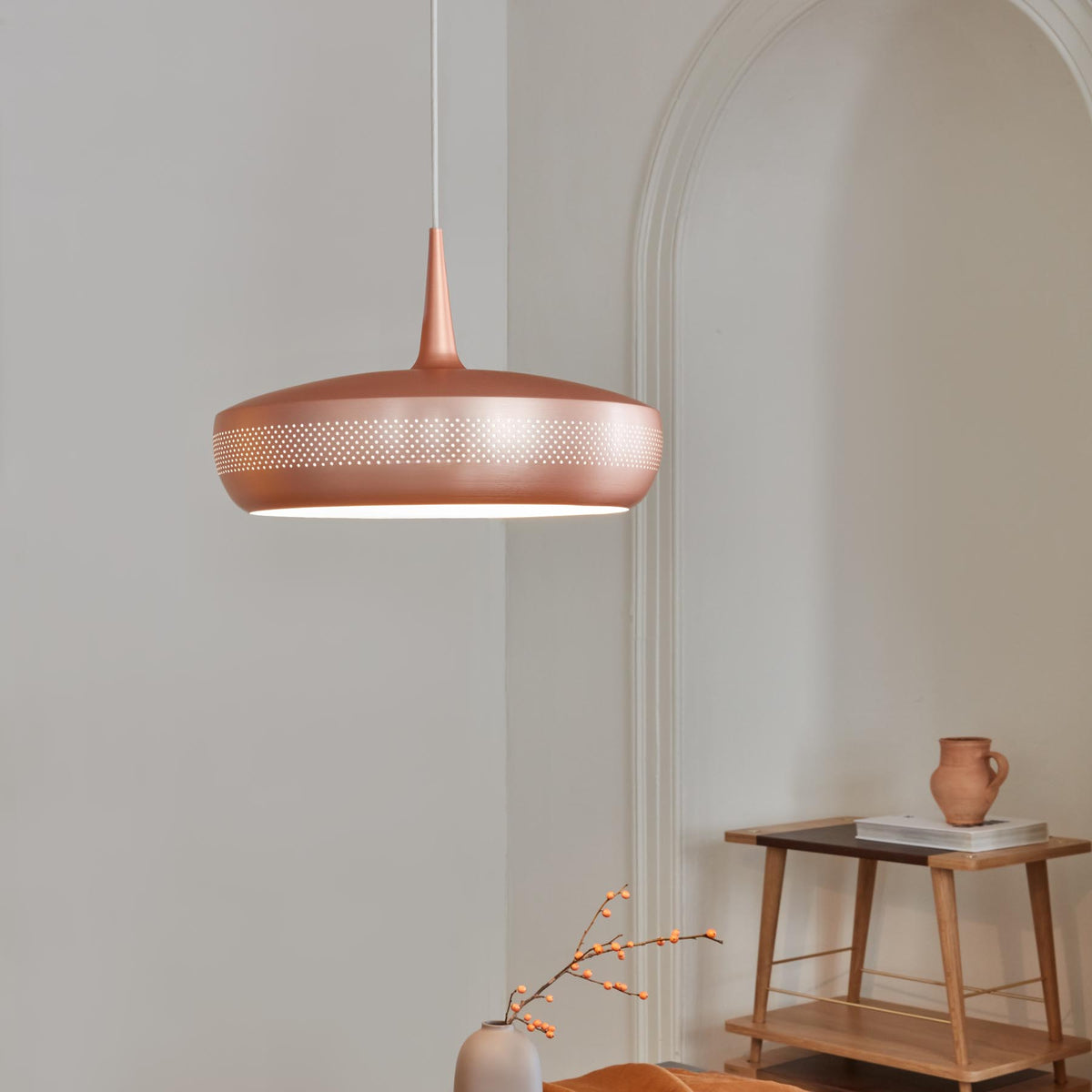 Clava Dine Lampenschirm in Red Earth präsentiert im Onlineshop von KAQTU Design AG. Pendelleuchte ist von Umage