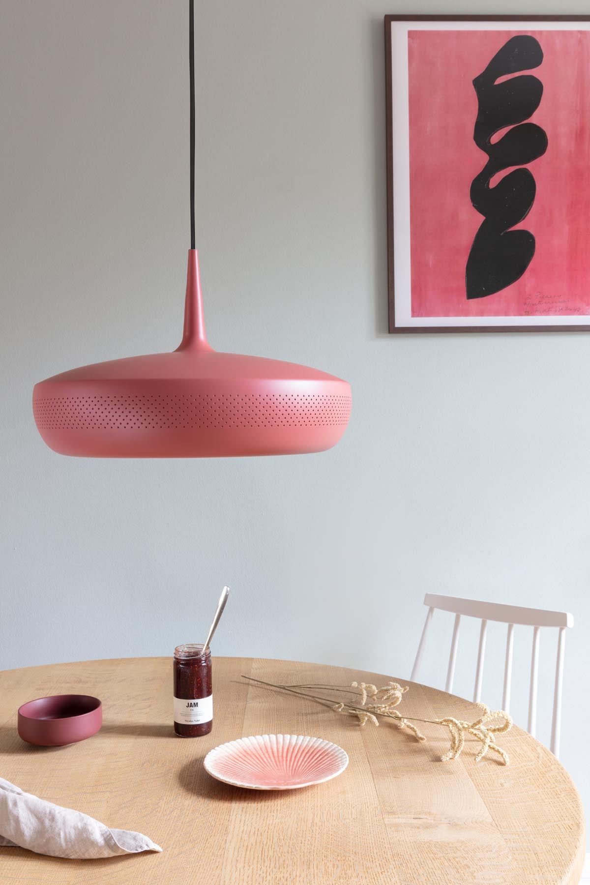 Stilvoller Clava Dine Lampenschirm in Red Earth, perfekt für moderne Pendelleuchten und einladende Wohnräume von Umage.