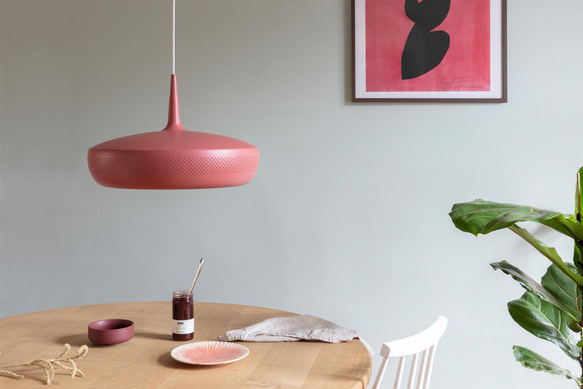 Clava Dine Lampenschirm in Red Earth präsentiert im Onlineshop von KAQTU Design AG. Pendelleuchte ist von Umage