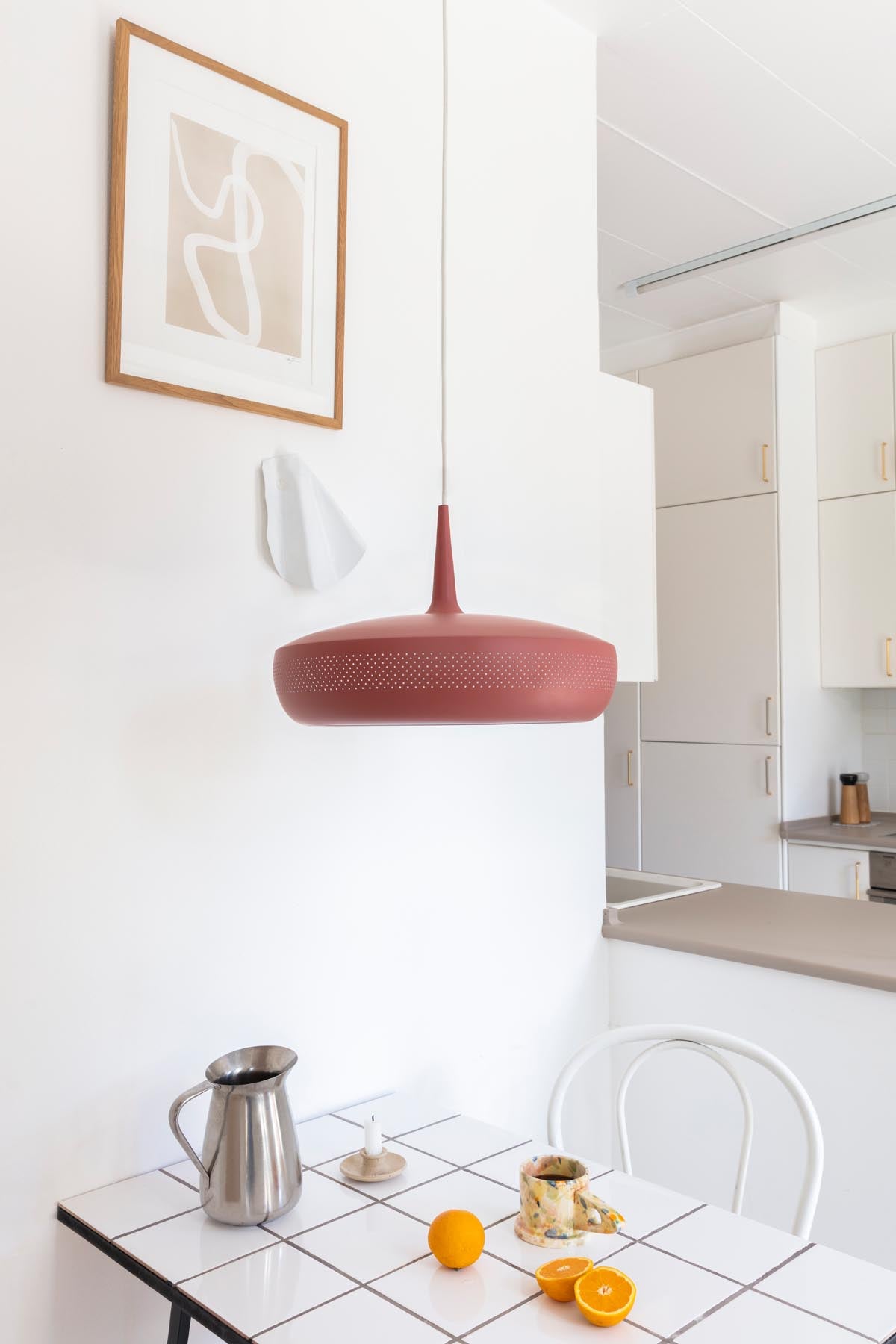 Stilvoller Clava Dine Lampenschirm in Red Earth, perfekt für moderne Pendelleuchten und einladende Wohnräume.