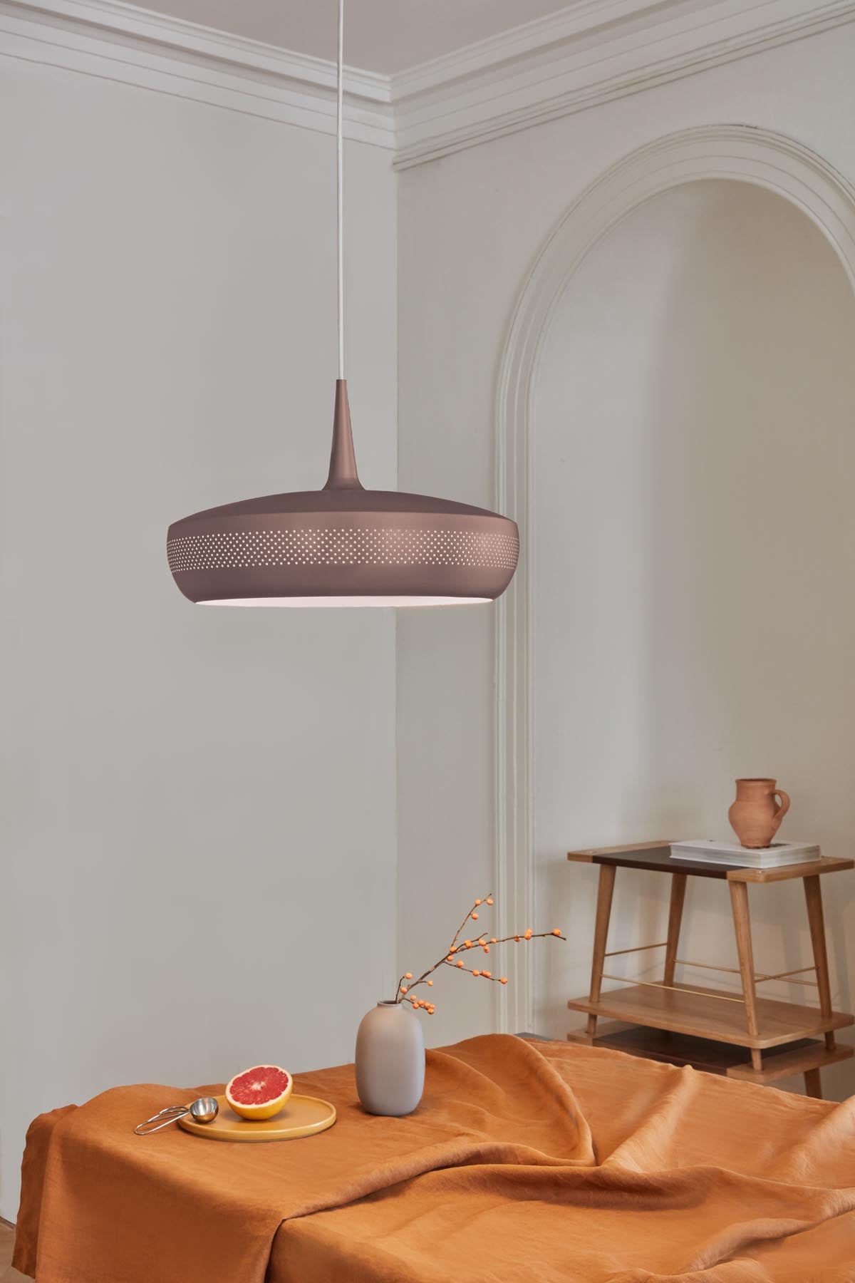 Eleganter Clava Dine Lampenschirm in Umber, ideal für stilvolle Pendelleuchten, präsentiert in einem modernen Wohnambiente.