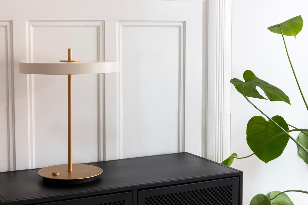 Asteria Tischleuchte in Pearl White präsentiert im Onlineshop von KAQTU Design AG. Tischleuchte ist von Umage