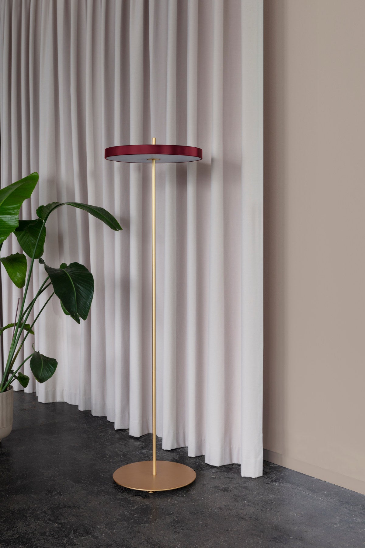 Asteria Stehleuchte in Ruby Red präsentiert im Onlineshop von KAQTU Design AG. Stehleuchte ist von Umage
