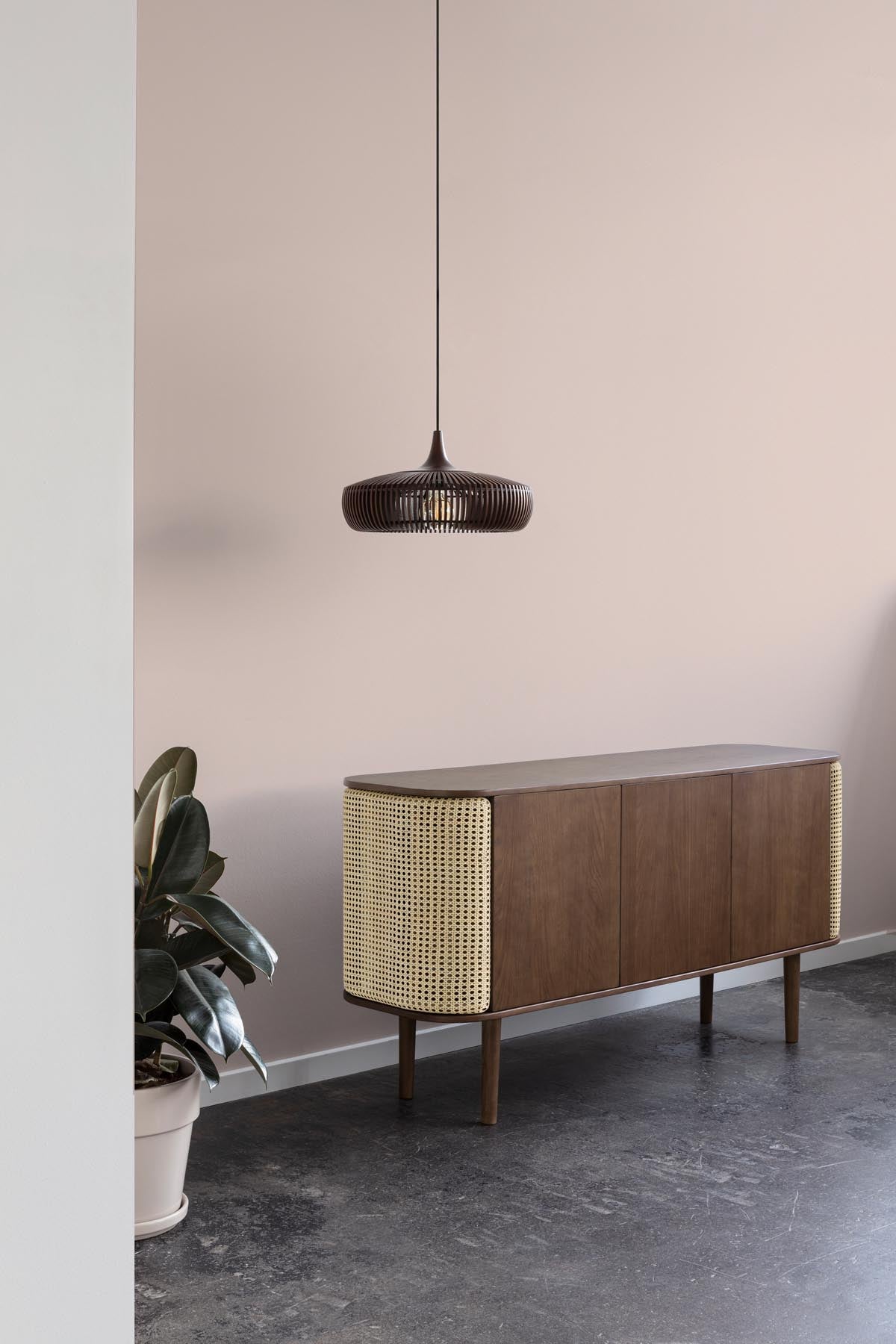 Stilvoller Clava Dine Lampenschirm aus dunklem Eichenholz, perfekt für eine moderne Pendelleuchte und ein elegantes Ambiente.