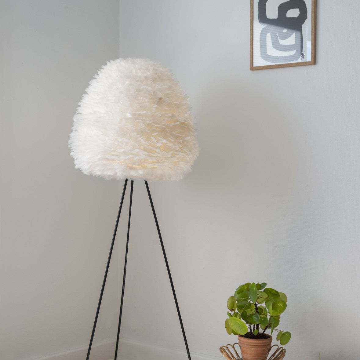 Moderne Pendelleuchte Eos Evia von Umage in reinem Weiß, perfekt für stilvolle Räume und gemütliche Lichtakzente.