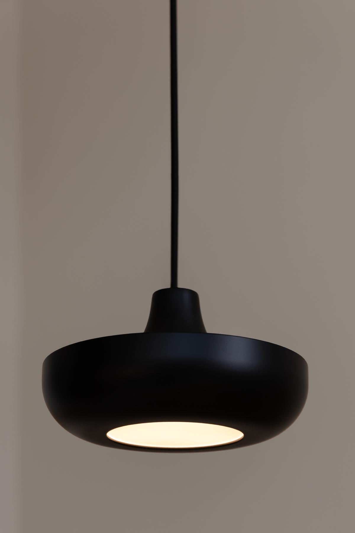 Eleganter CASSINI Lampenschirm von Umage in Schwarz, ideal für stilvolle Pendelleuchten und schafft eine zeitgemäße Atmosphäre.