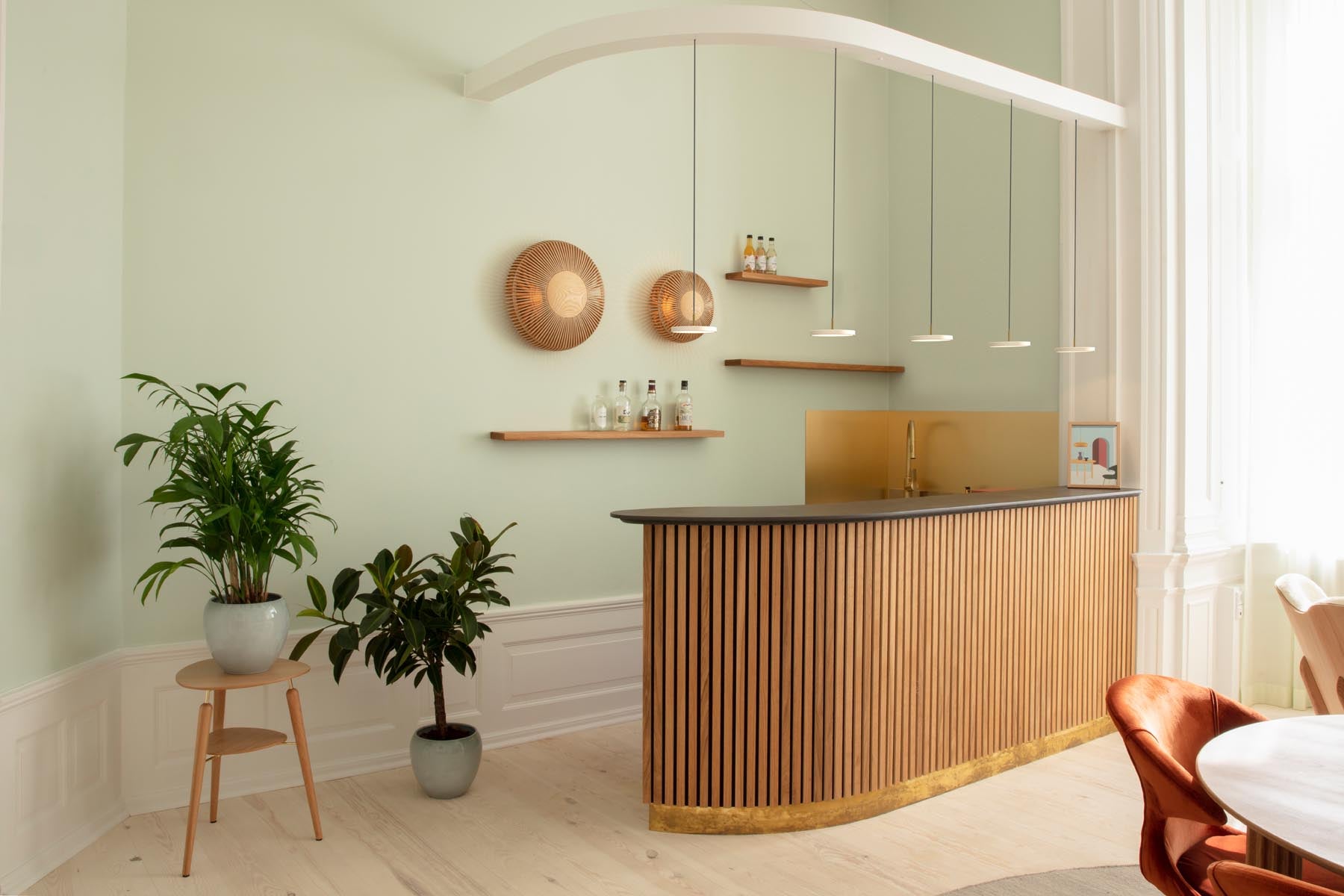 Elegante Clava Up Wandleuchte aus hochwertigem Eichenholz von Umage, perfekt für eine gemütliche und moderne Wohnatmosphäre.