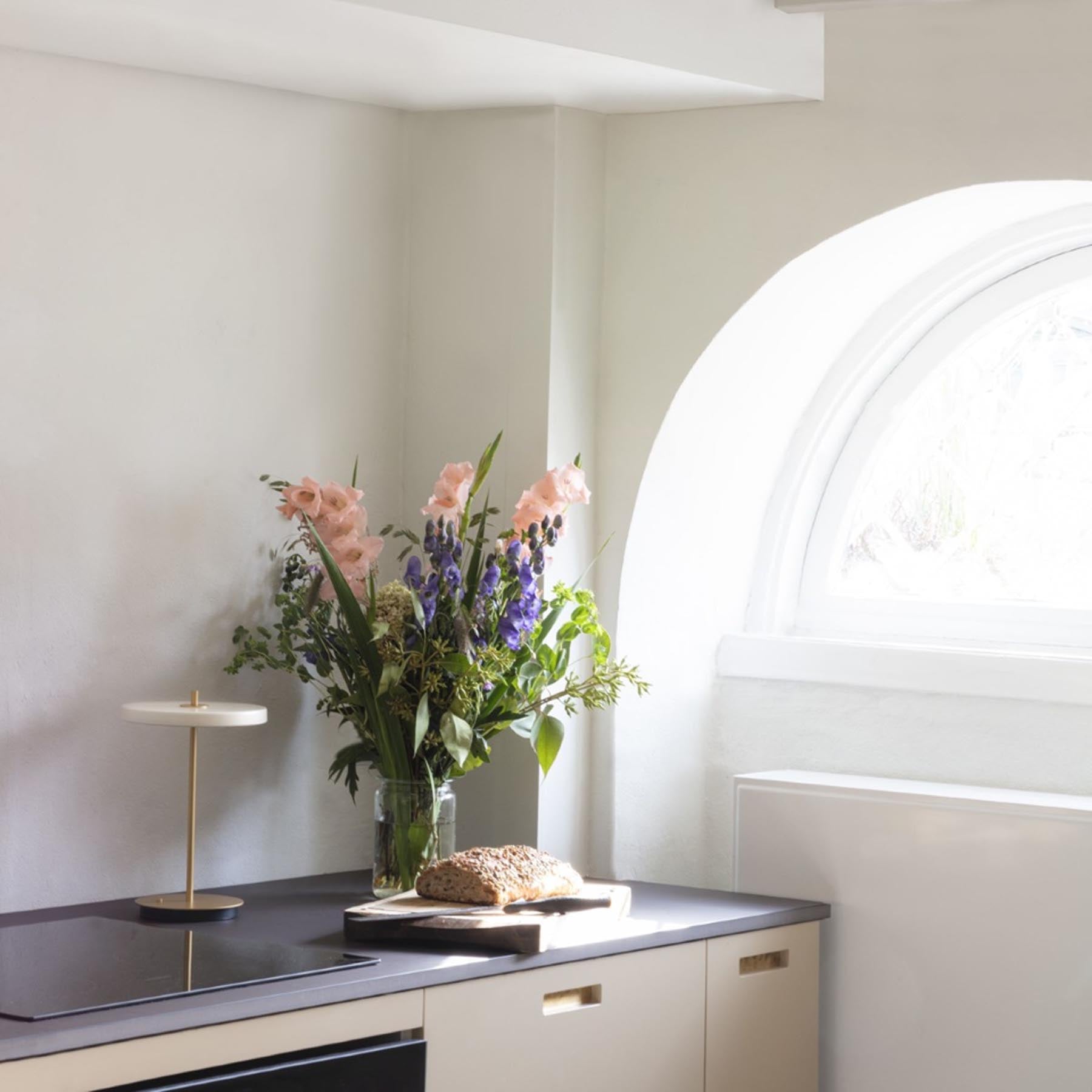 Elegante Asteria UP Deckenleuchte in zeitlosem Schwarz von Umage, ideal für stimmungsvolle Beleuchtung und modernes Interieur.