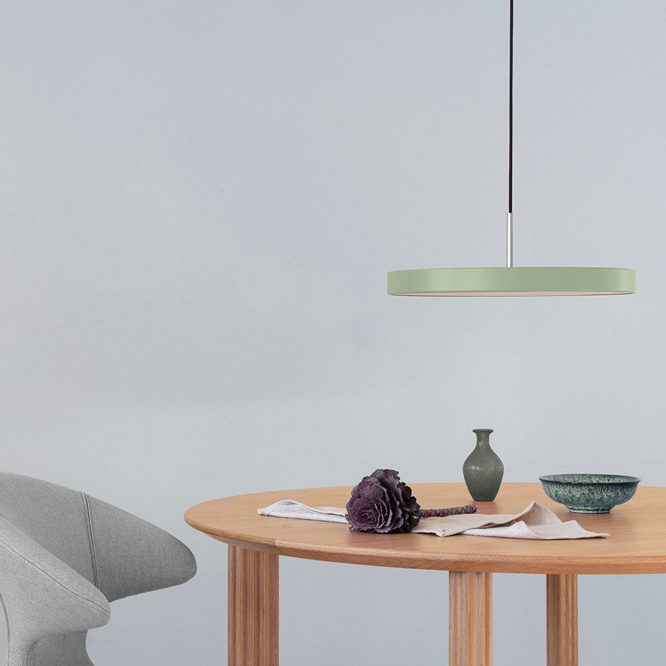 Runde, flache Pendelleuchte Asteria von Umage mit weissem Diffusor und Messingdetail