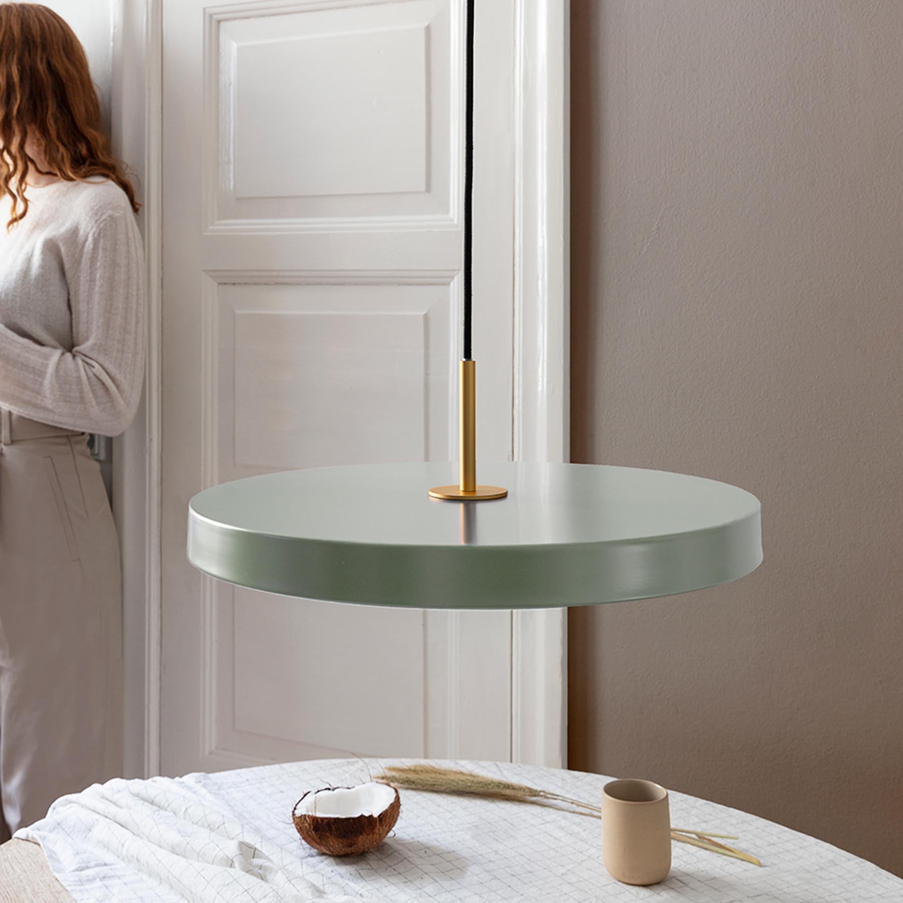 Elegante Asteria Medium Pendellampe in Olivgrün, ideal für stilvolle Innenräume, präsentiert in einem modernen Ambiente.