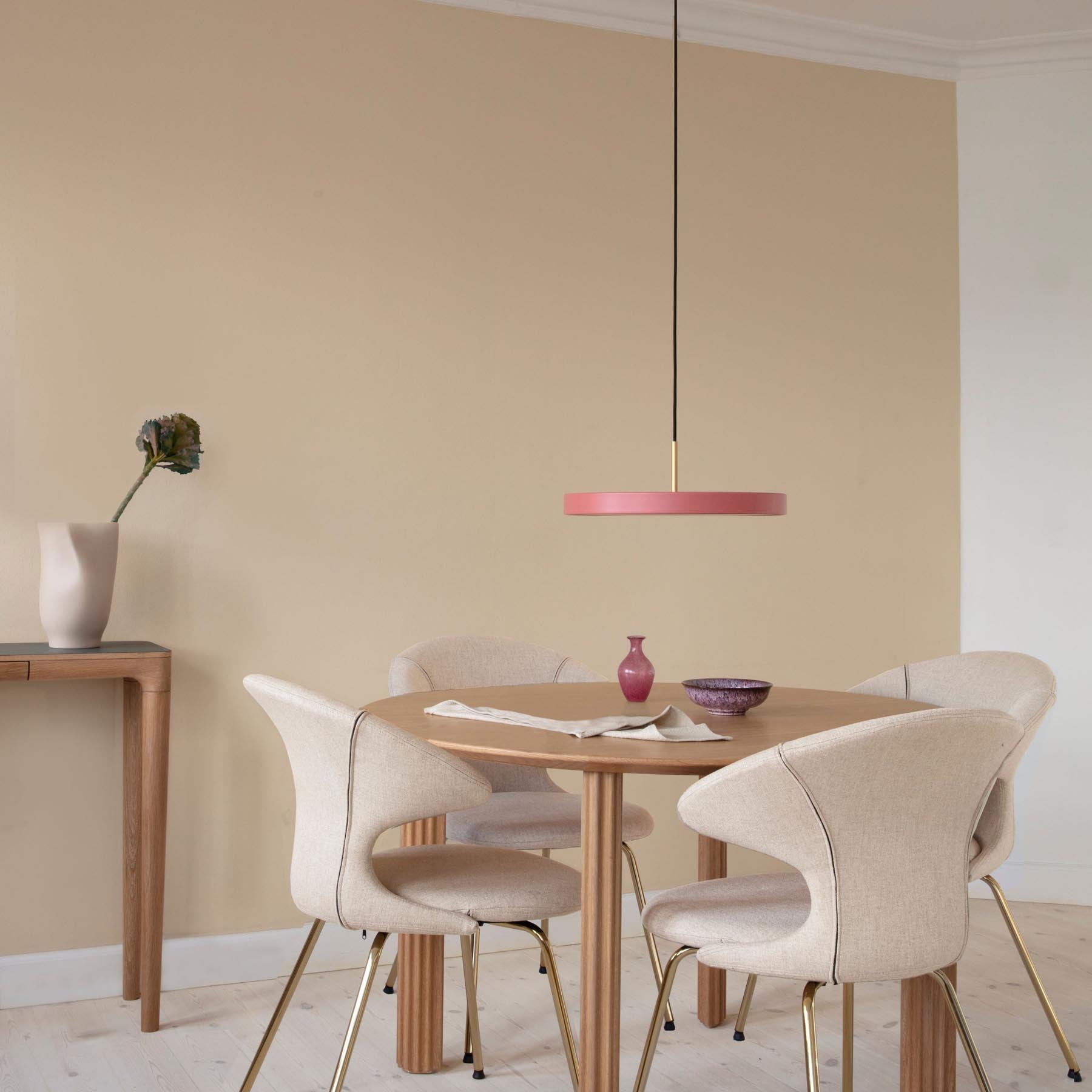 Elegante Asteria Medium Pendellampe in sanftem Rosé, ideal für stilvolle Innenräume, präsentiert von Umage.