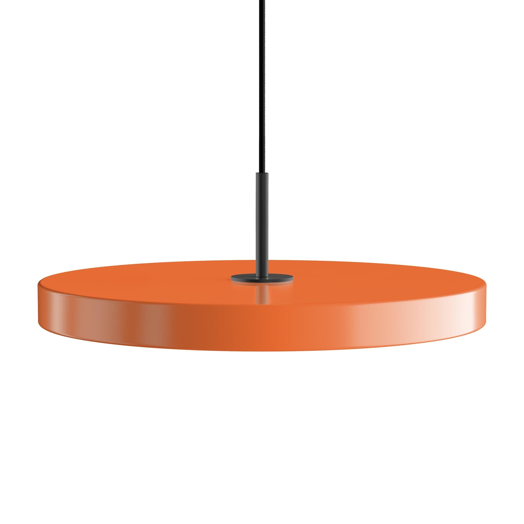 Elegante Asteria Medium Pendellampe von Umage in warmen Orangetönen, ideal für modernes Wohndesign und einladende Lichtakzente.
