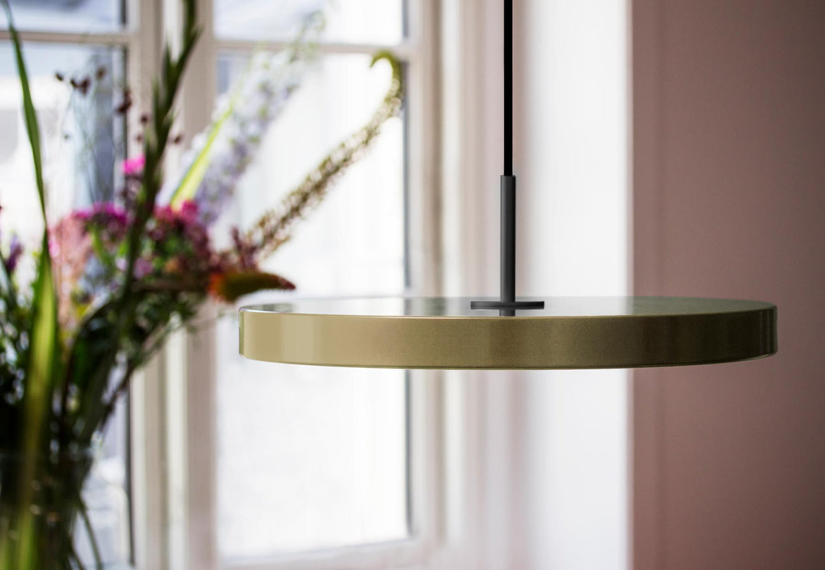 Weisse runde Pendelleuchte Asteria Medium von Umage aus Stahl, Aluminium und Acryl