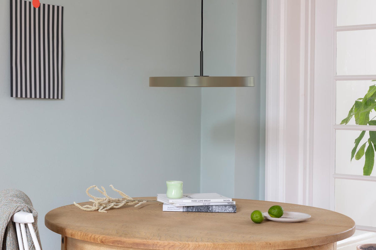 Weisse runde Pendelleuchte Asteria Medium von Umage aus Stahl, Aluminium und Acryl