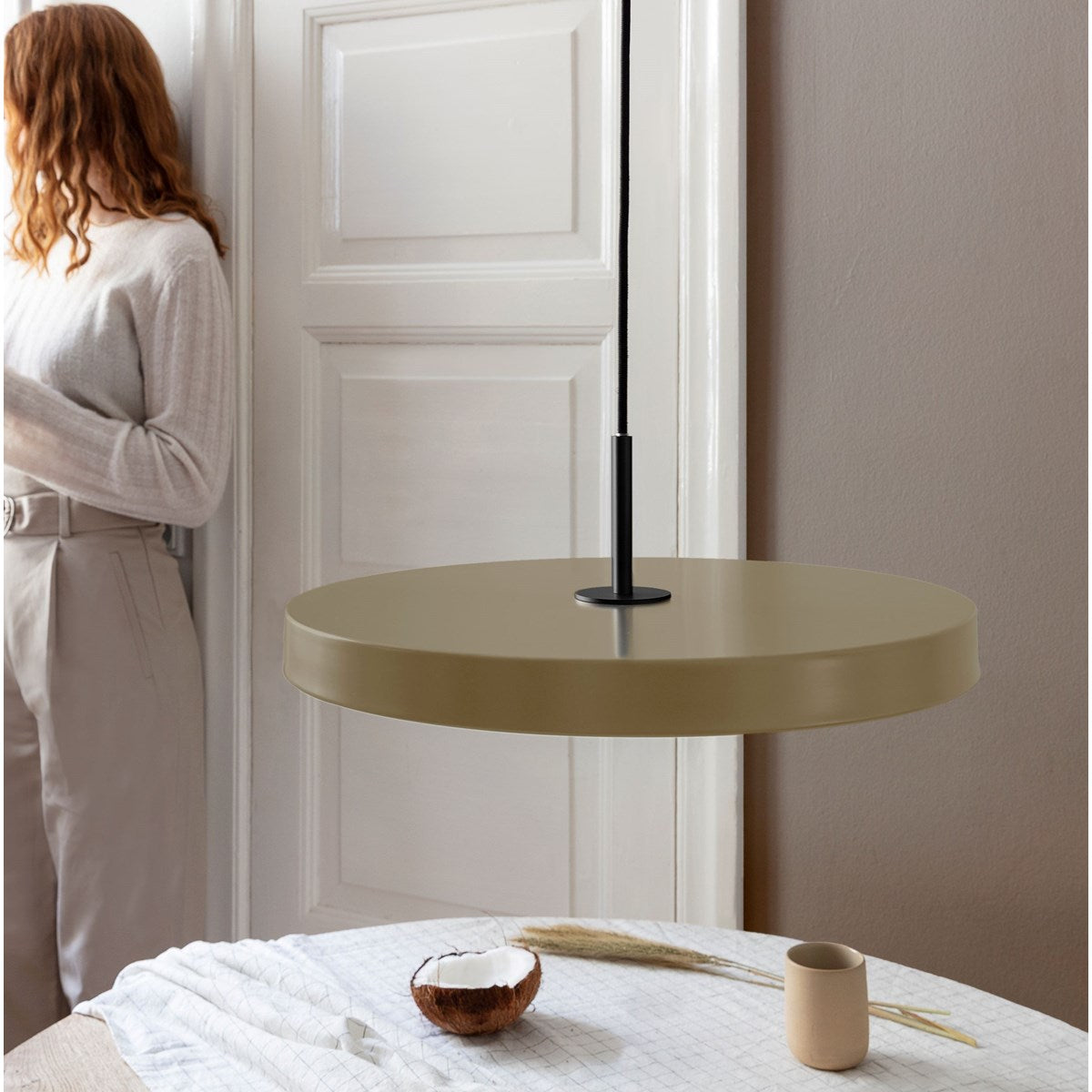 Weisse runde Pendelleuchte Asteria Medium von Umage aus Stahl, Aluminium und Acryl