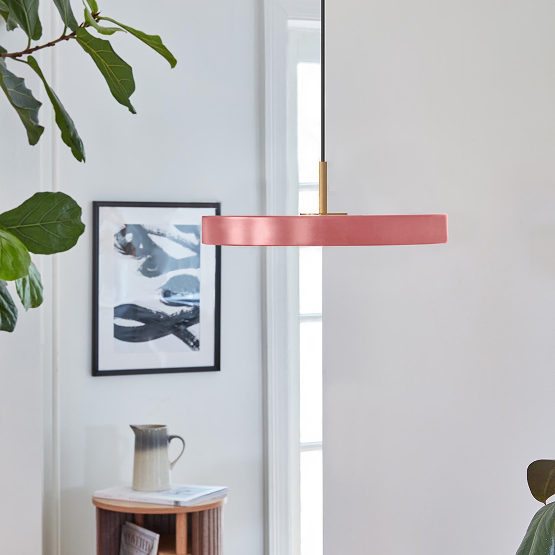 Asteria Medium Pendellampe in Nuance Rose präsentiert im Onlineshop von KAQTU Design AG. Pendelleuchte ist von Umage