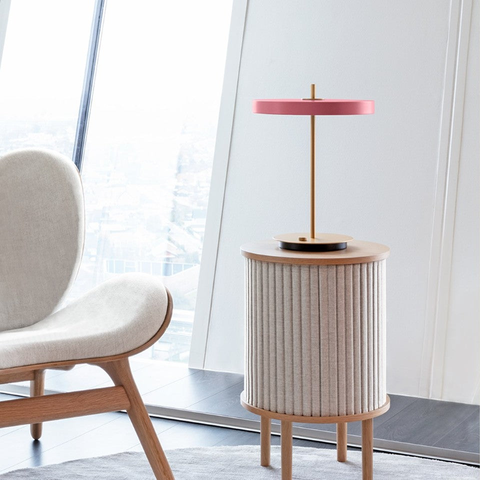 Elegante Asteria Tischleuchte in sanftem Rosé, ideal für stimmungsvolle Akzente in jedem Raum. Design von Umage.
