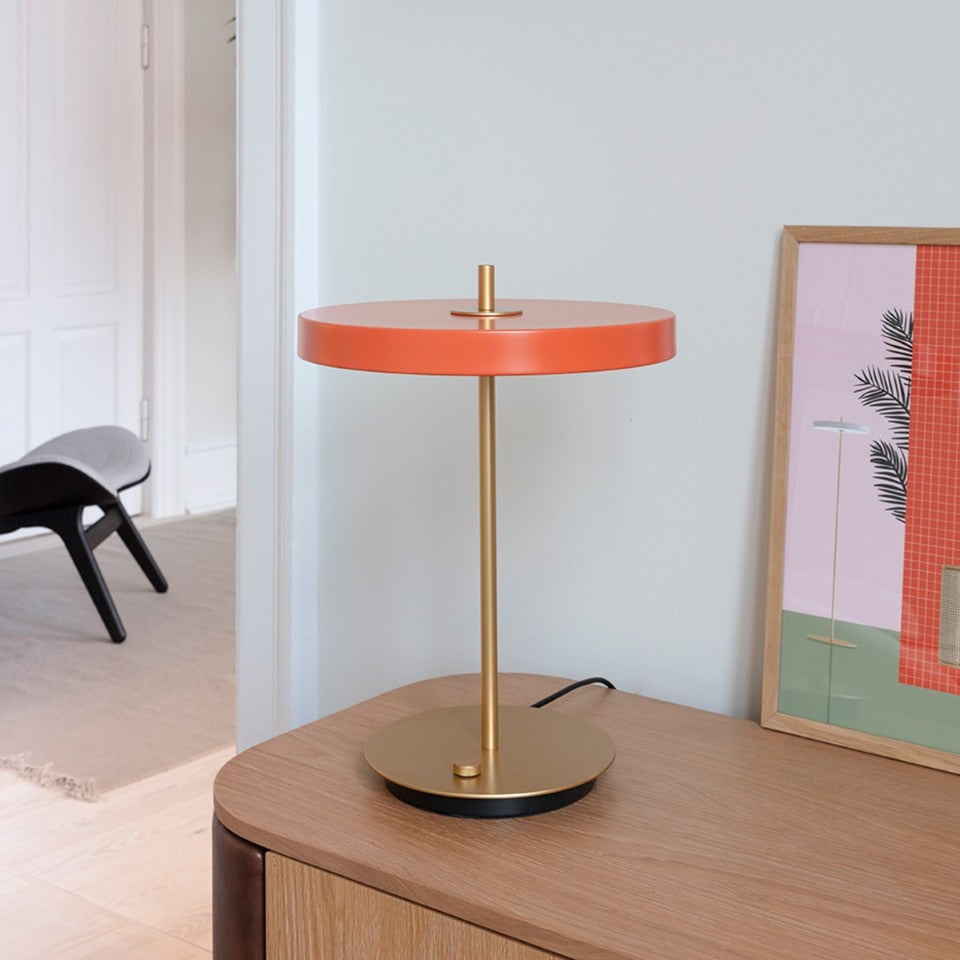 Moderne Asteria Tischleuchte in sanftem Orange, perfekt für gemütliche Beleuchtung und stilvolle Akzente in Wohnräumen, von Umage.