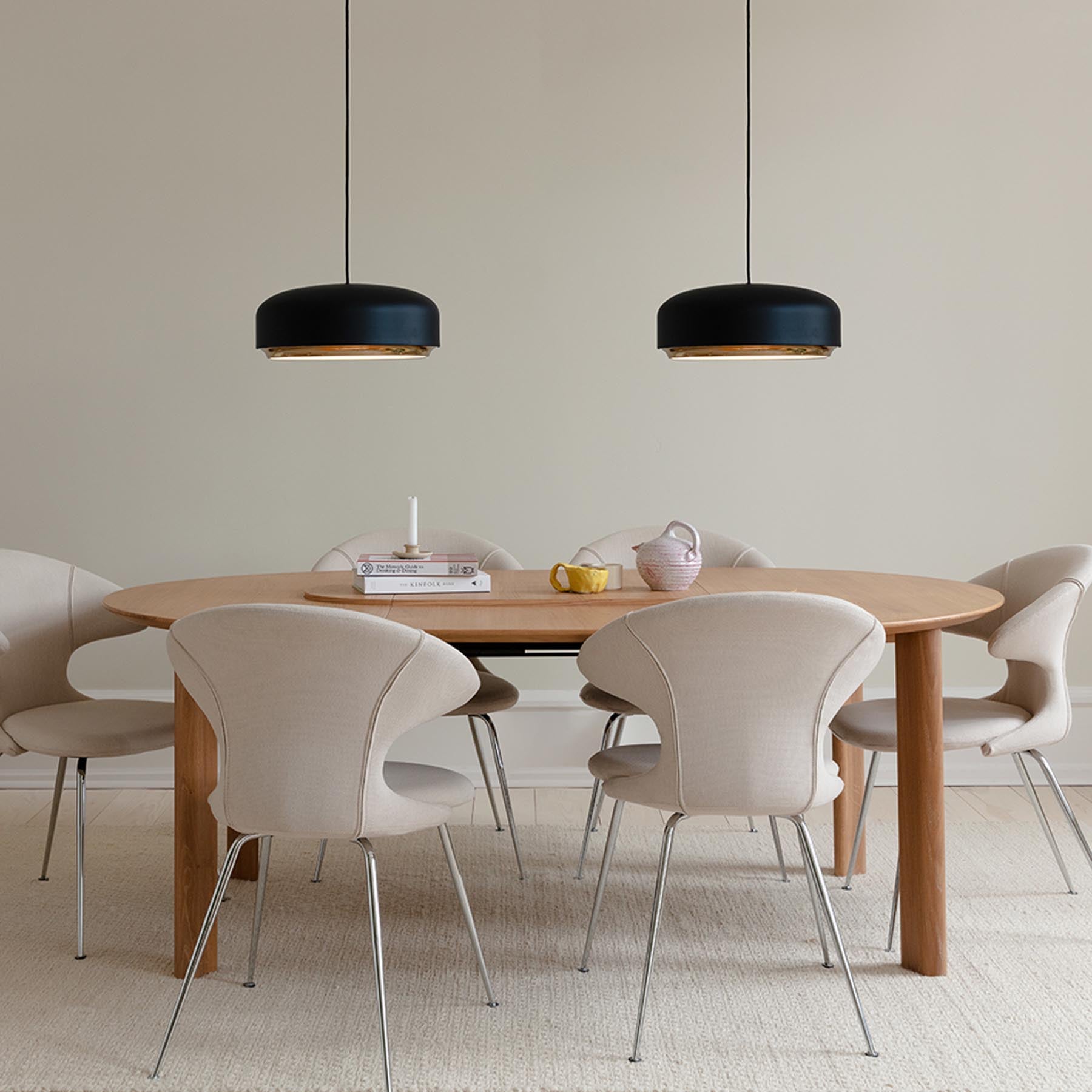 Elegante Hazel Medium Pendellampe in Schwarz von Umage, ideal für stilvolle Beleuchtung und einladendes Ambiente in jedem Raum.