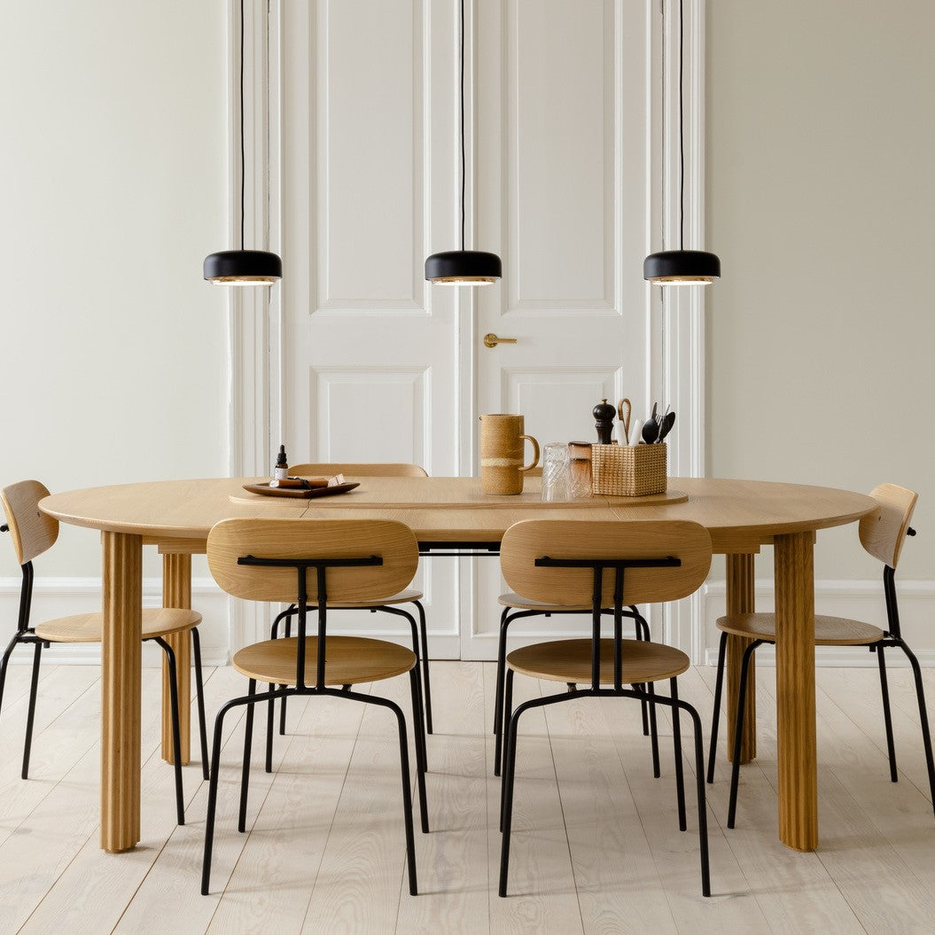Elegante Hazel Medium Pendellampe in Weiß von Umage, ideal für moderne Wohnräume und stimmungsvolle Beleuchtungselemente.