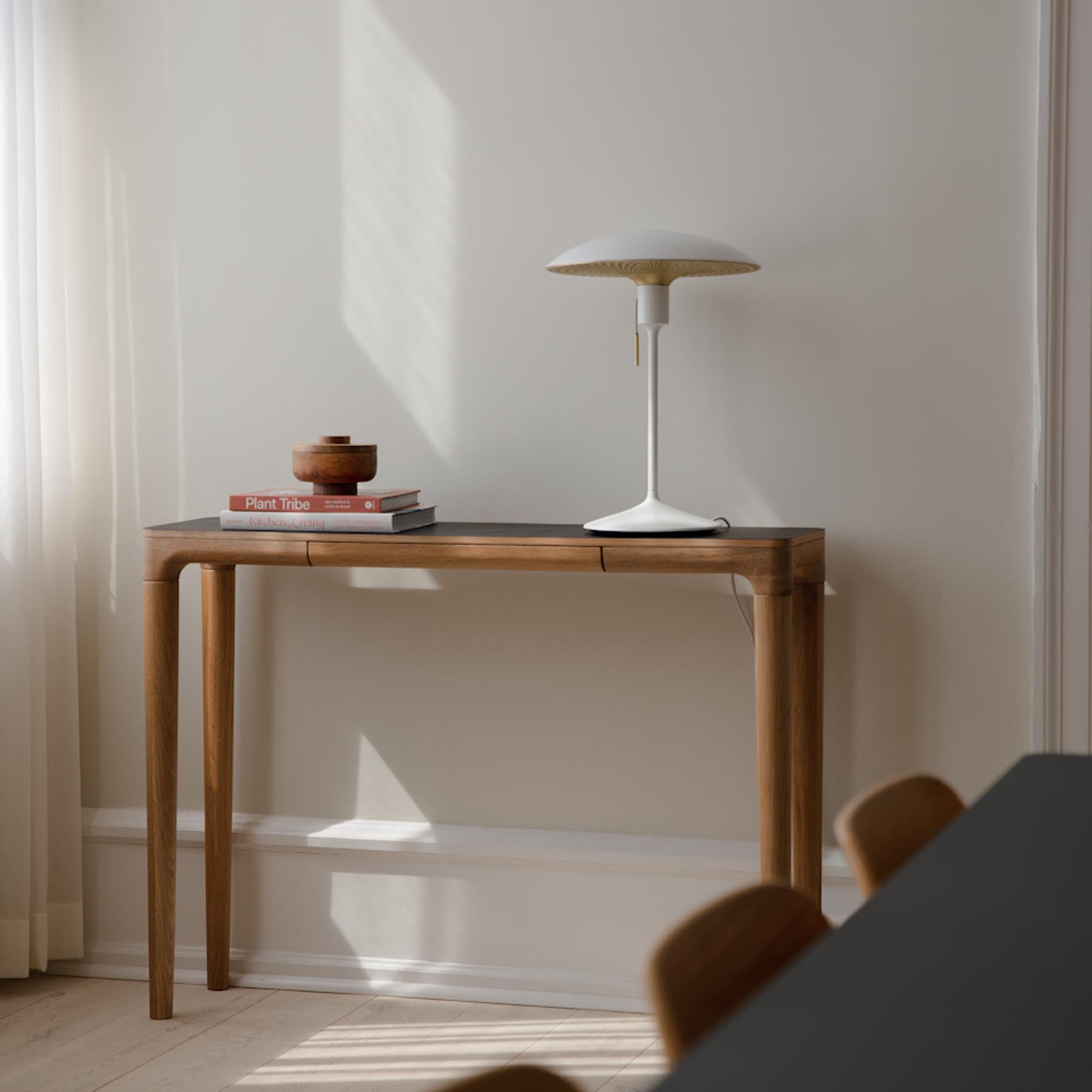 Elegante Manta Ray Tischleuchte in Weiß und Messing, stilvoller Lampenschirm von Umage, ideal für modernes Wohndesign.