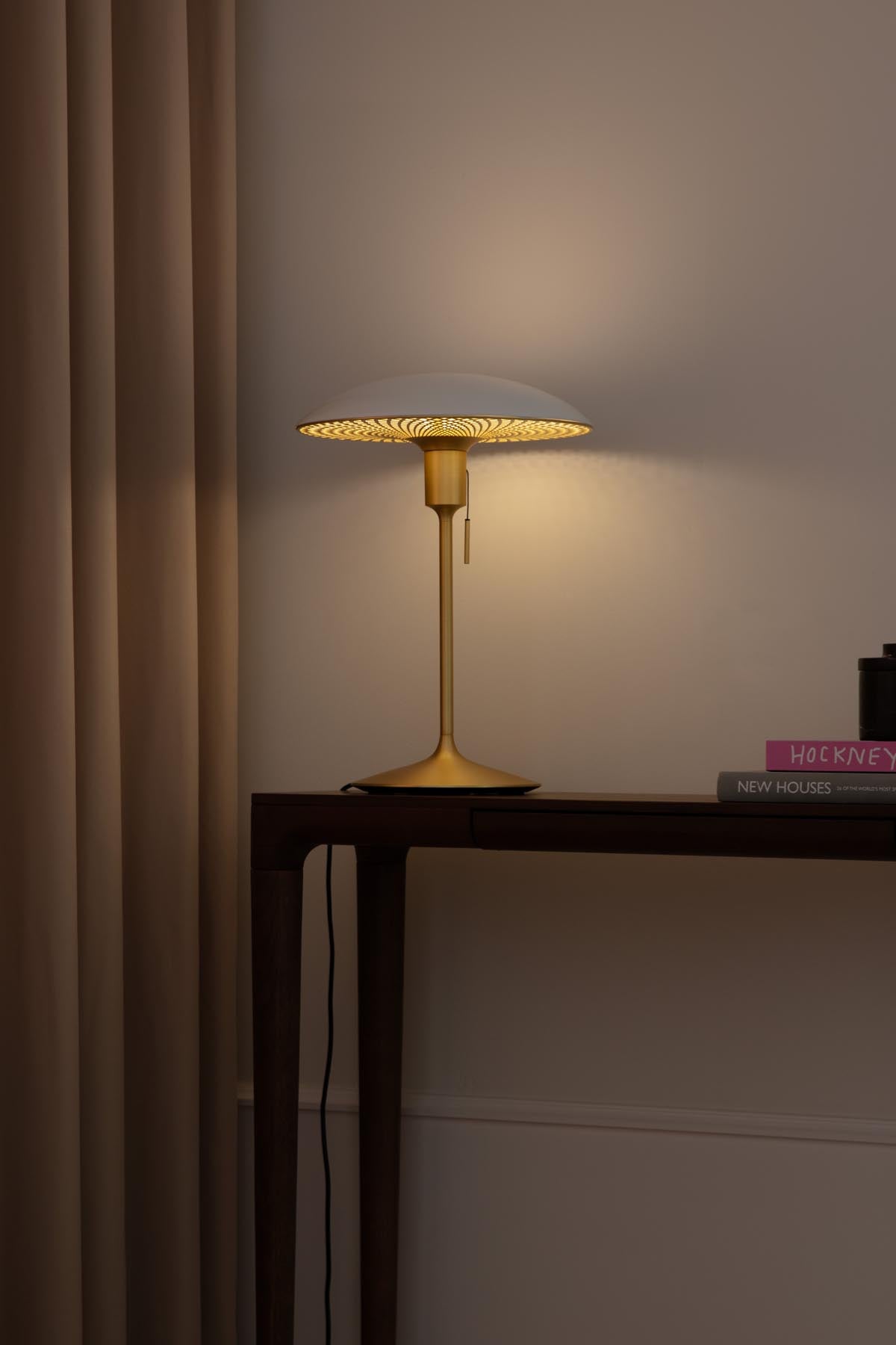 Elegante Manta Ray Tischleuchte in Weiß mit Messingakzenten, ideal für eine stilvolle und moderne Raumgestaltung.