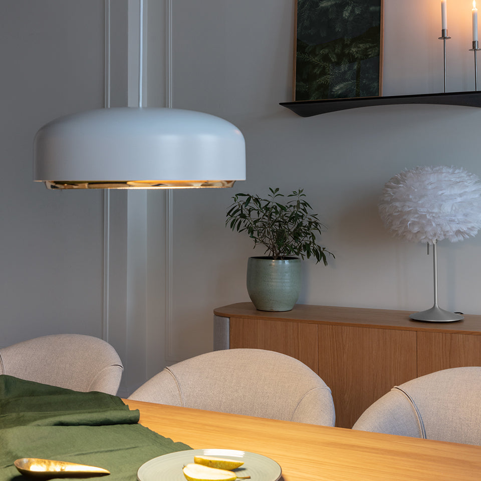 Stilvolle Hazel Medium Pendellampe in Weiß von Umage, perfekt für eine gemütliche Atmosphäre in jedem modernen Zuhause.