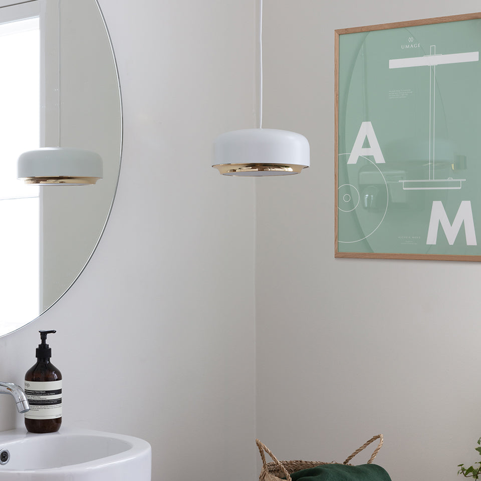 Elegante Hazel Medium Pendellampe in Weiß von Umage, ideal für moderne Wohnräume und als dekoratives Highlight über Tischen.