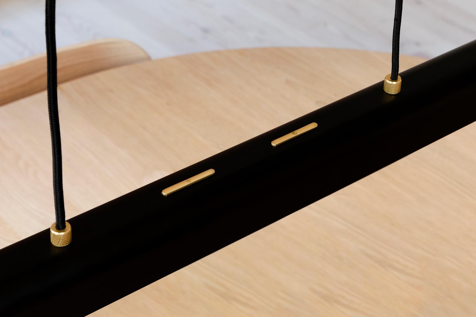 Moderne Pendelleuchte Hazel Branch von Umage in Schwarz und Messing, perfekt für einladende Wohnräume und stilvolle Akzente.