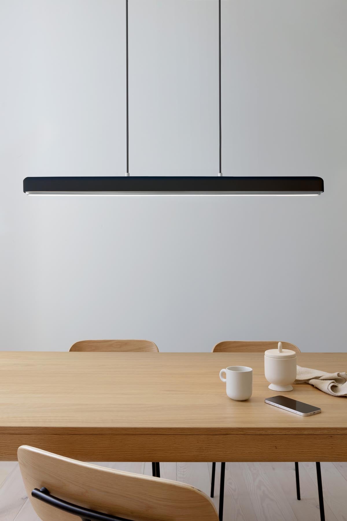 Elegante Pendellampe Hazel Branch von Umage, kombiniert Schwarz und Stahl für ein einzigartiges, kreatives Ambiente in jedem Raum.