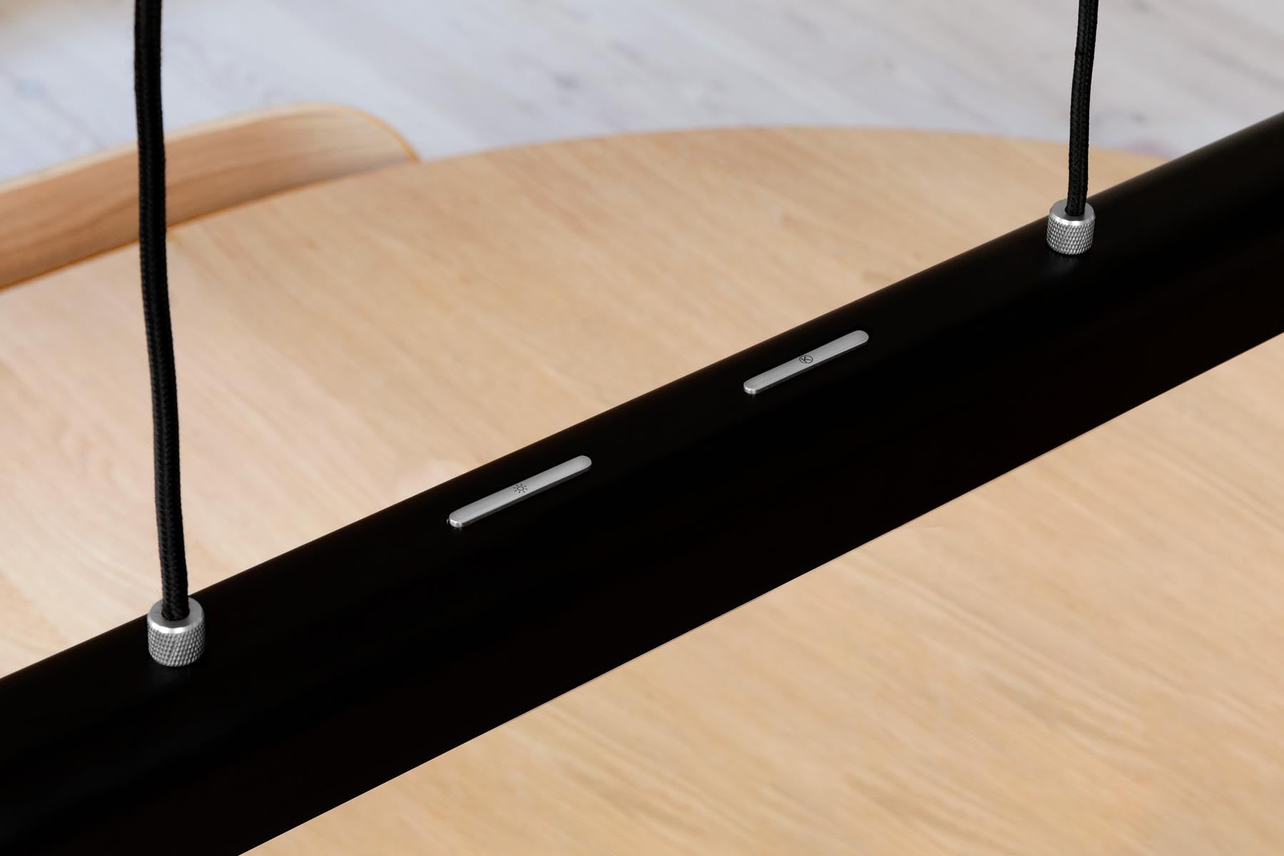 Moderne Pendelleuchte Hazel Branch von Umage, die mit ihrem stilvollen Design aus Schwarz und Stahl jeden Raum aufwertet.