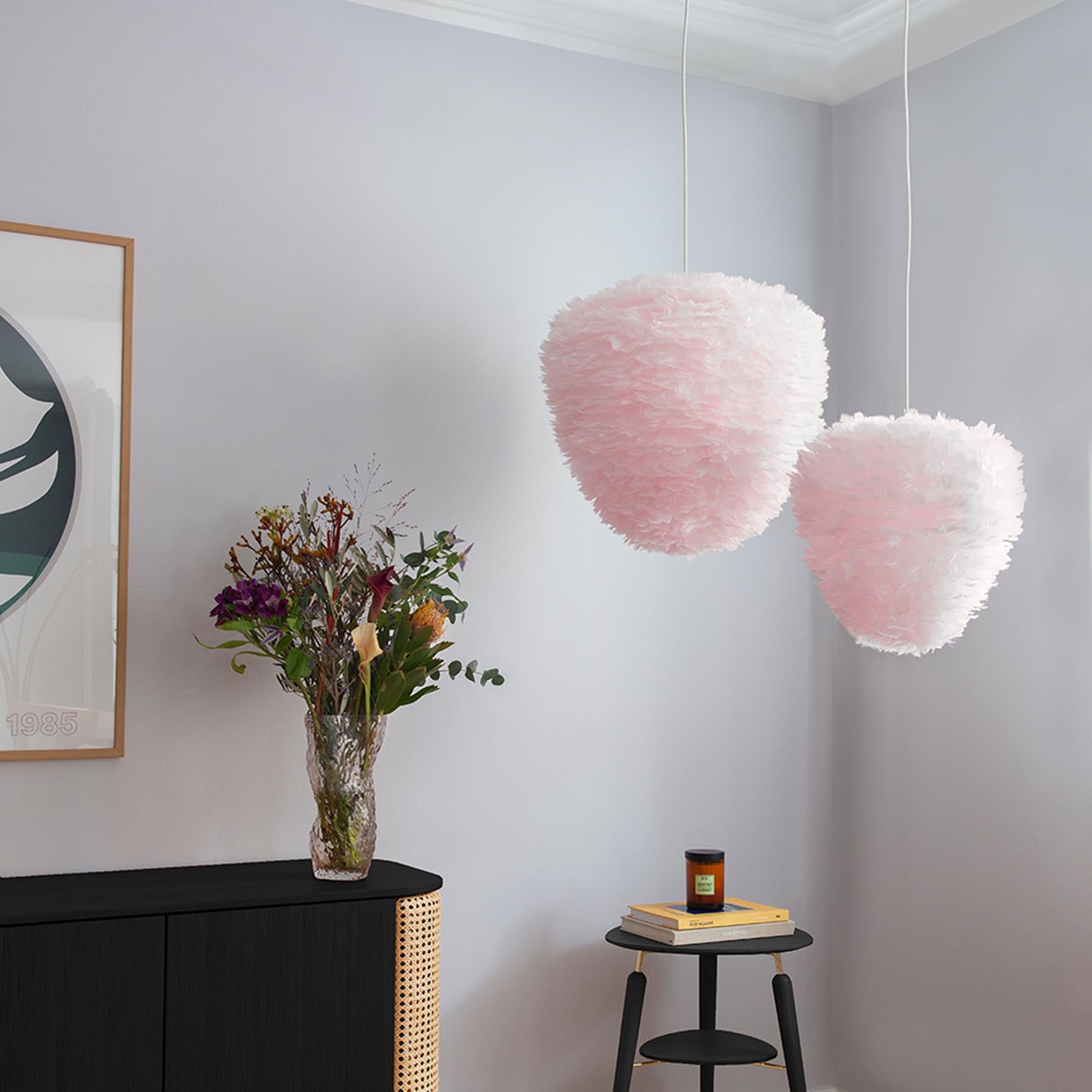 Elegante Eos Evia Pendelleuchte von Umage in strahlendem Weiß, ideal für zeitgemäße Innenräume und stimmungsvolle Beleuchtung.