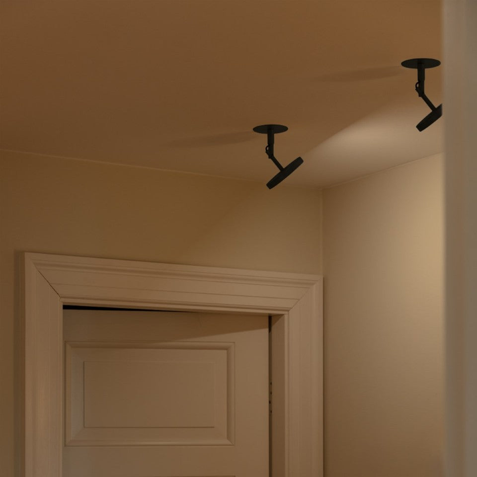 Asteria Spot Wandleuchte in Black präsentiert im Onlineshop von KAQTU Design AG. Wandleuchte ist von Umage