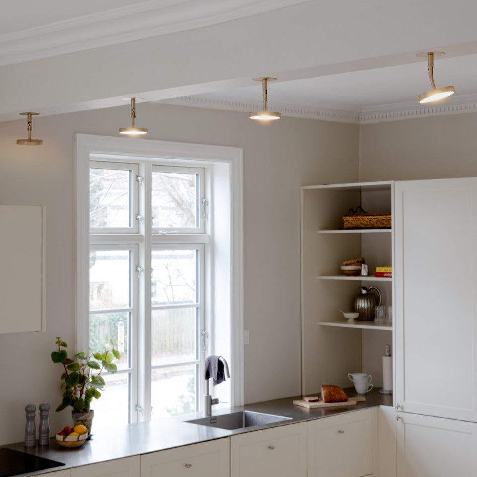 Asteria Spot Wandleuchte in Plated Brass präsentiert im Onlineshop von KAQTU Design AG. Wandleuchte ist von Umage