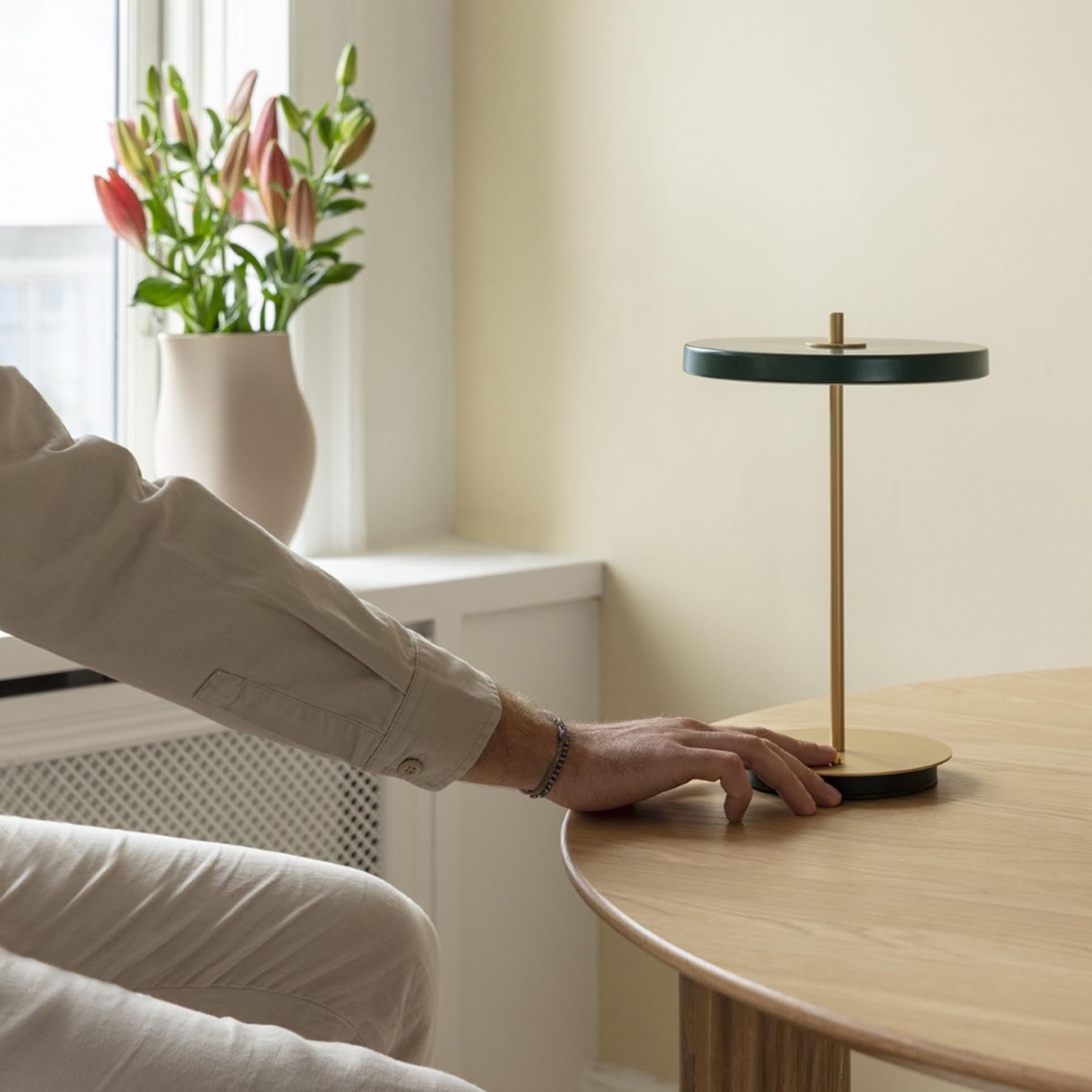 Elegante Asteria Move Tischleuchte in tiefem Forest Green, ideal für moderne Innenräume und gemütliche Lichtakzente.