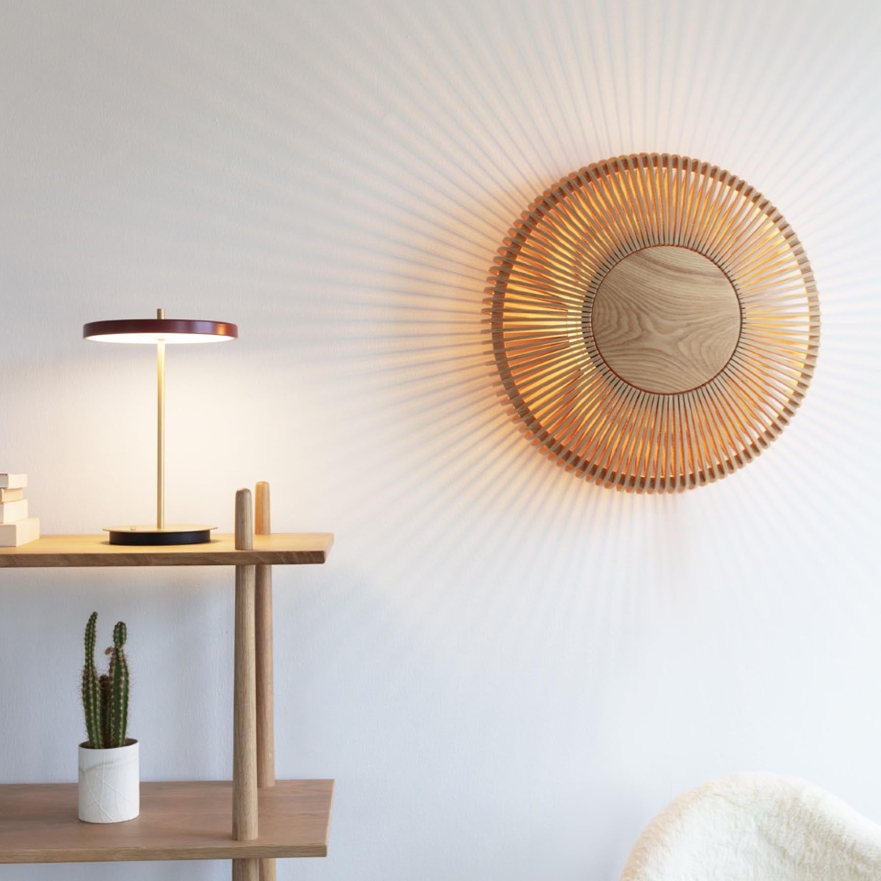 Moderne Asteria Move Tischleuchte in elegantem Ruby Red, ideal für stimmungsvolle Akzente und zeitgemäße Inneneinrichtung.