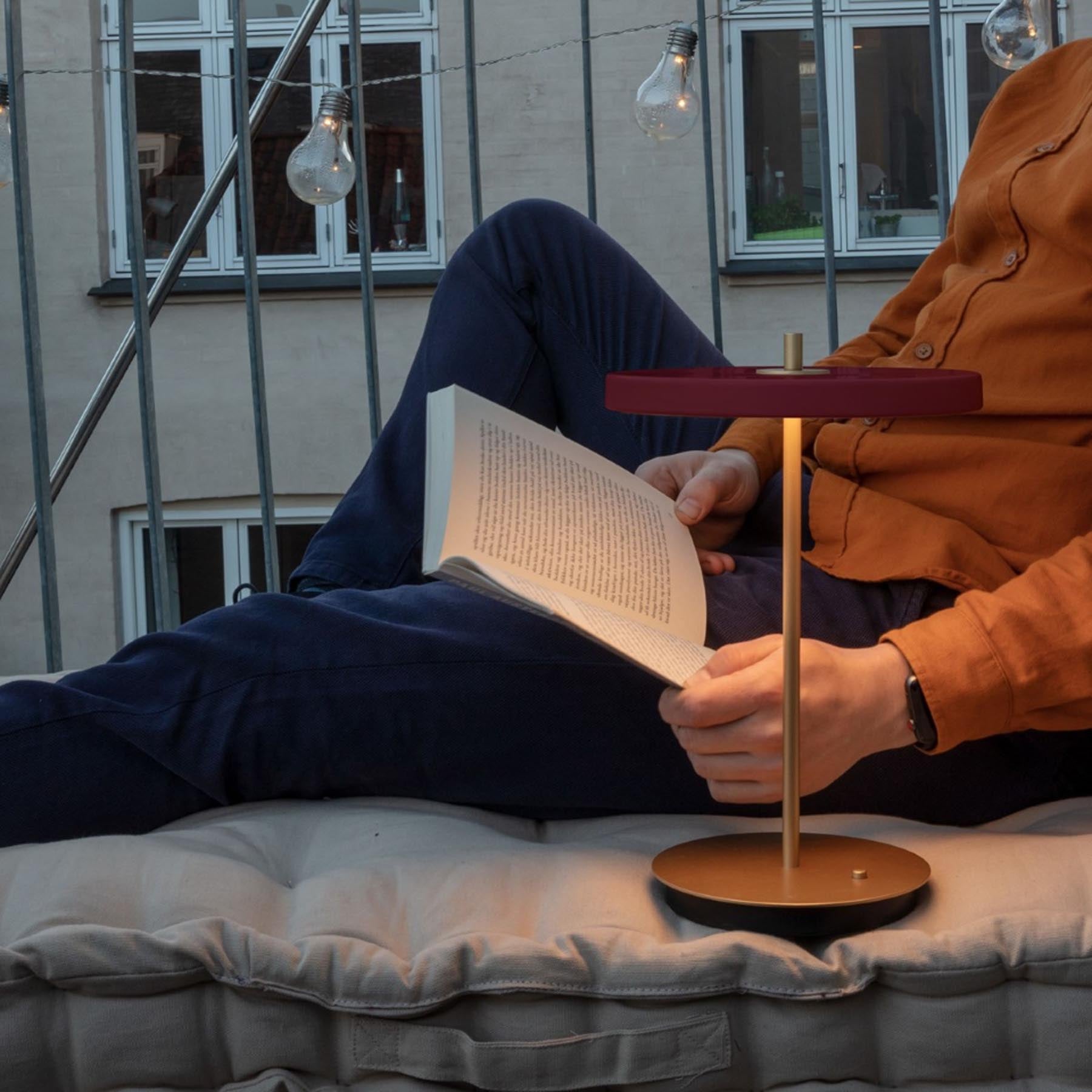 Moderne Asteria Move Tischleuchte in Ruby Red, ideal für stimmungsvolle Akzente und vielseitige Einsatzmöglichkeiten im Wohnraum.