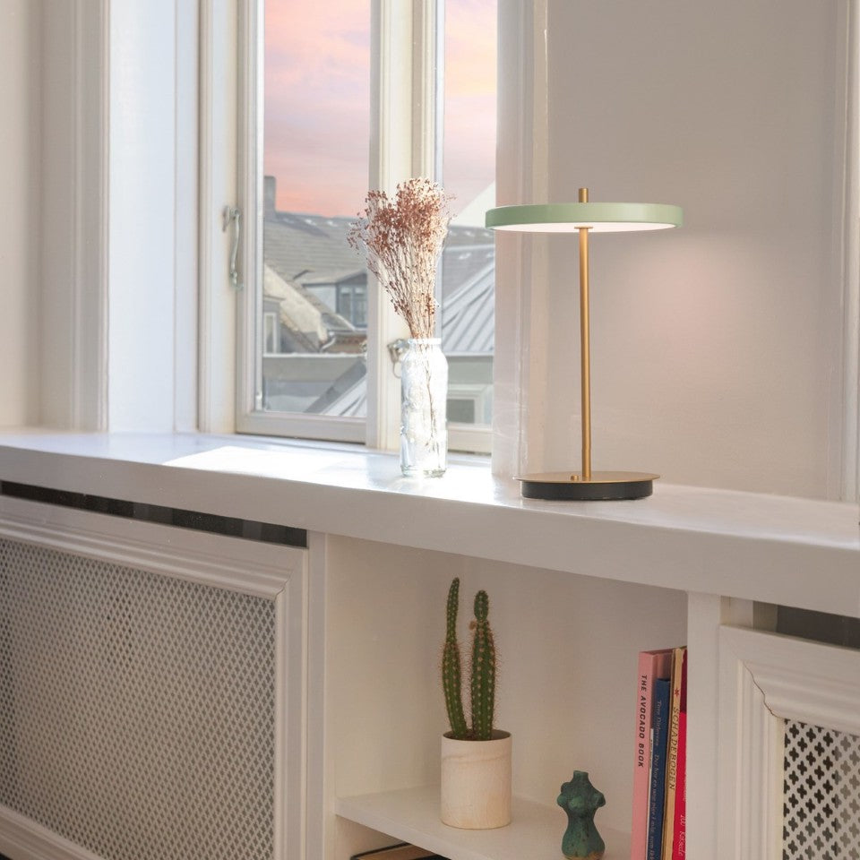 Elegante Asteria Move Tischleuchte in trendigem Olivgrün, ideal für stimmungsvolle Beleuchtung und dekorative Akzente in jedem Raum.