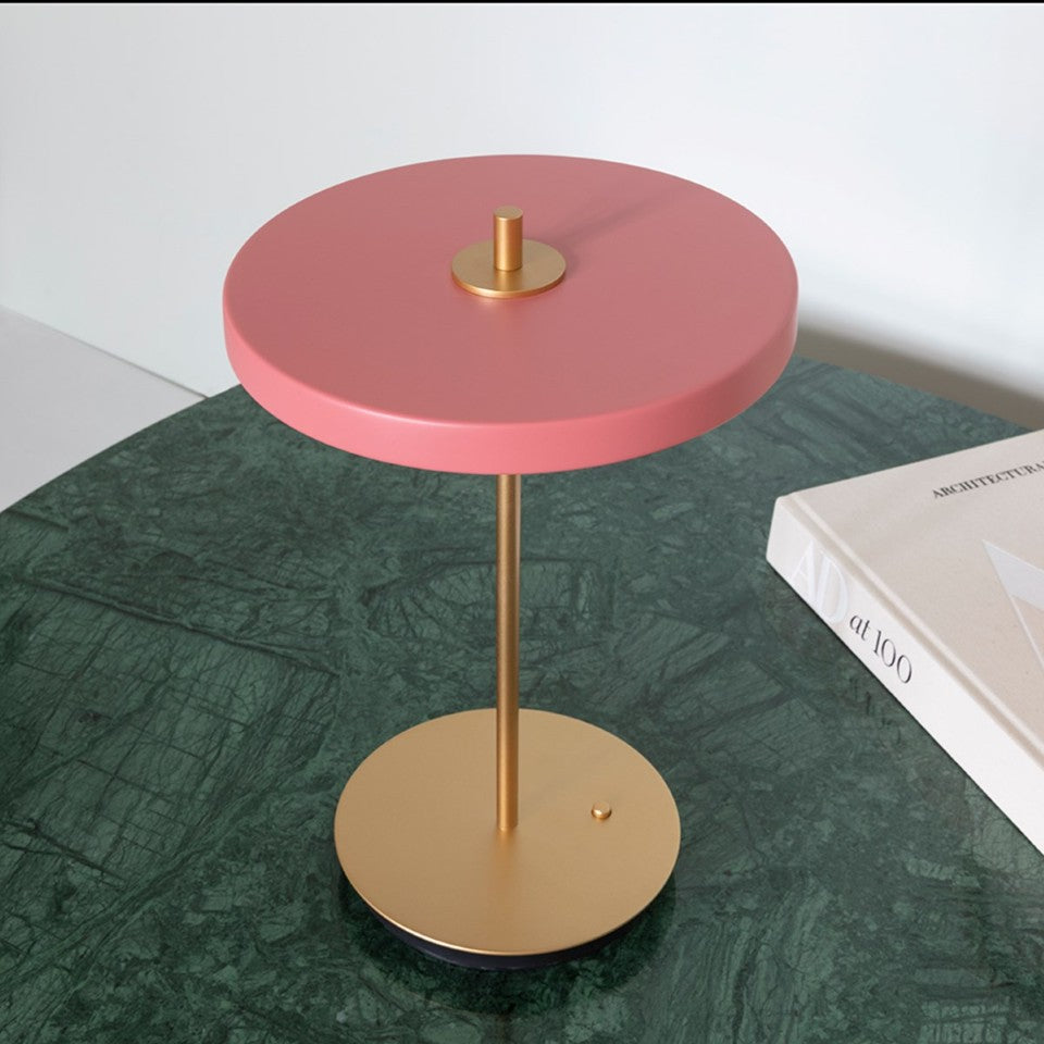 Elegante Asteria Move Tischleuchte in sanftem Rosé, ideal für stimmungsvolle Akzente in jedem Raum. Design von Umage.