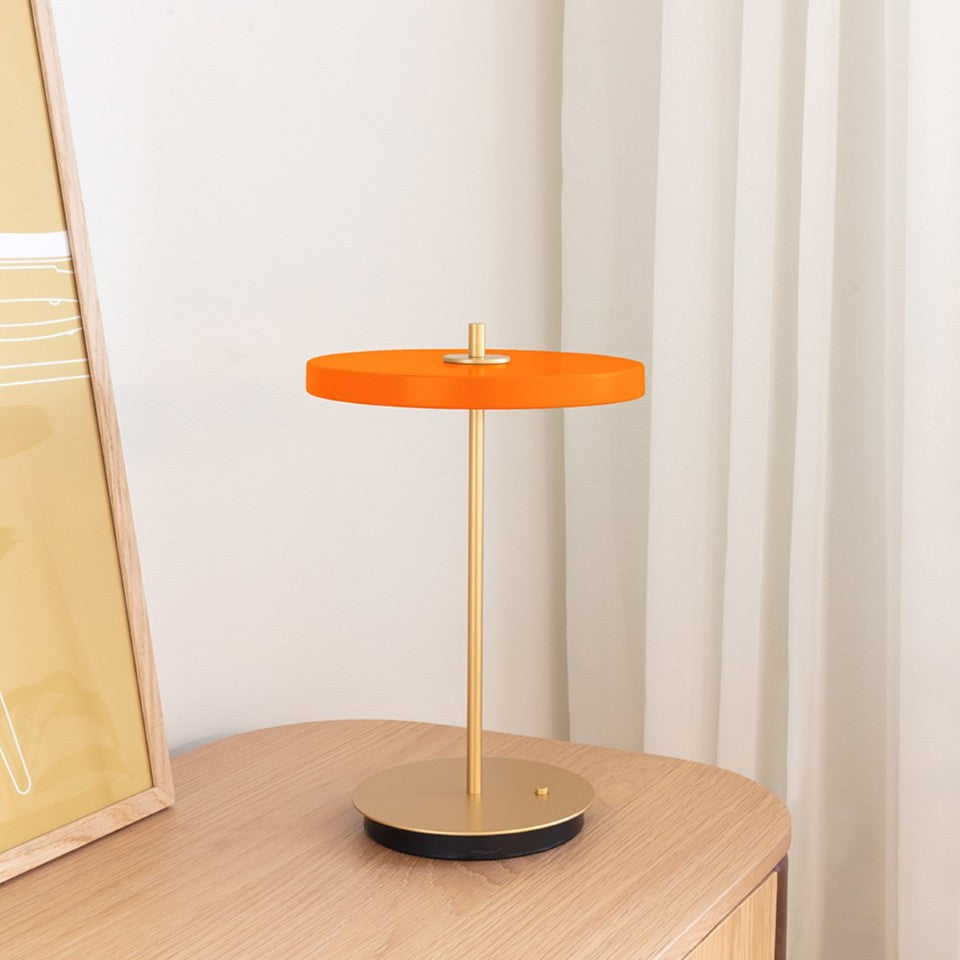 Elegante Asteria Move Tischleuchte in warmem Orange, ideal für stimmungsvolle Akzente in jedem Raum, präsentiert von Umage.
